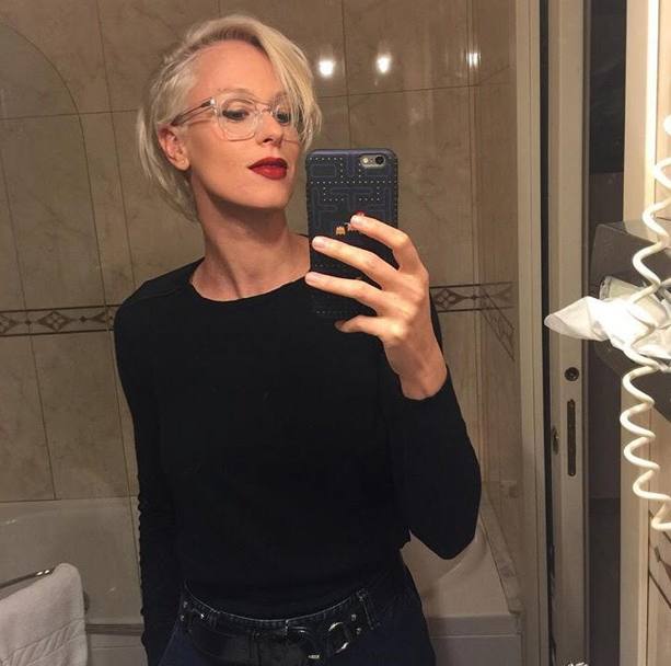 Federica Pellegrini, 29 anni, mostra sul suo profilo Instagram il suo nuovo look: capelli biondo platino e labbra rosse fiammanti. Ecco i suoi look e tatuaggi pi stravaganti, tutti tratti dal suo profilo Instagram